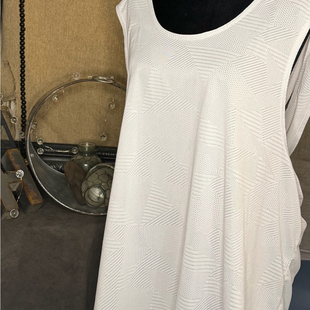 EUC SHEIN Curvy Sleeveless White Crossed Back Sports Tank. Size 4XL